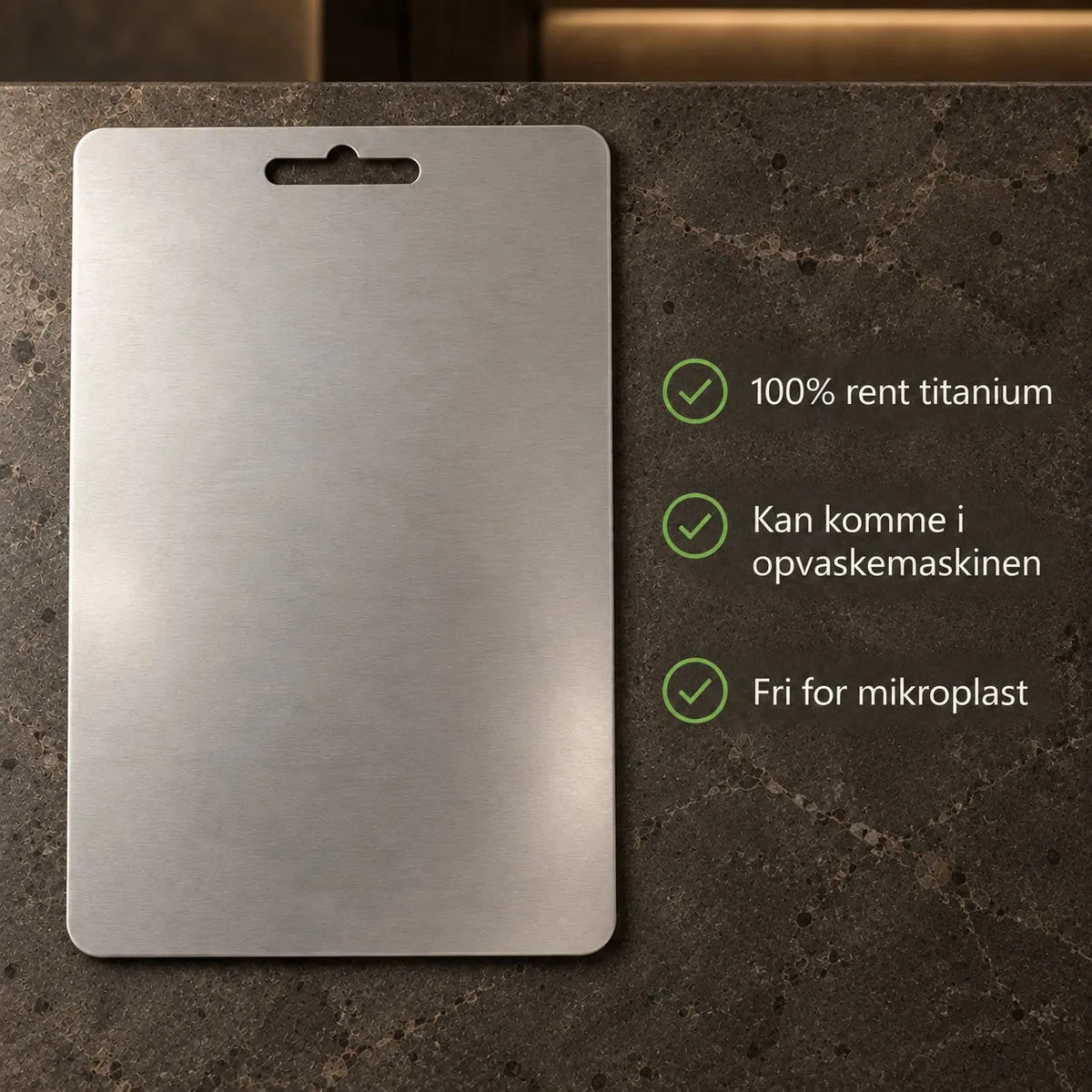 Sølvgråt titanium skærebræt fladt liggende ved siden af ikoner for opvaskemaskineegenskab og fri for mikroplast
