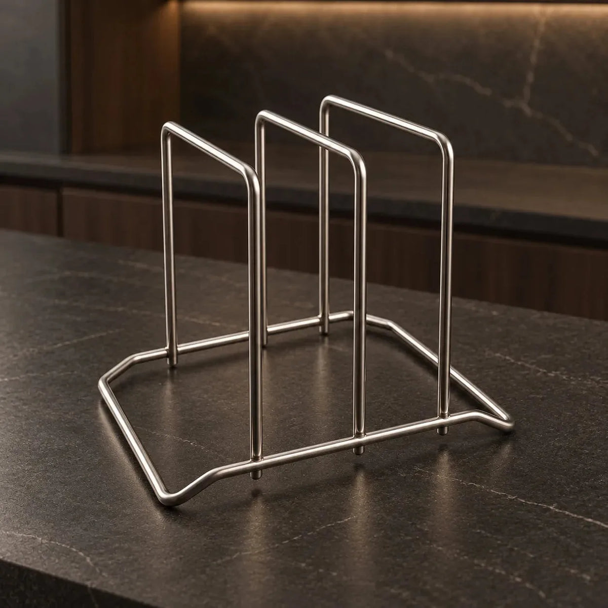 Tom sølvmetal skærebrætholder med hexagonal base og wireframe design til opbevaring
